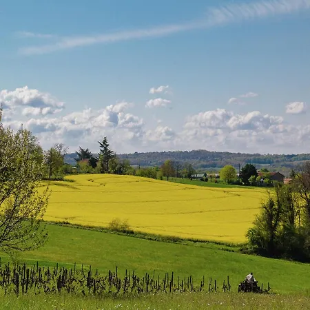 Romantic With Shared Swimming Pool Feriehus