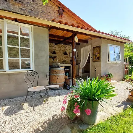 Romantic With Shared Swimming Pool Feriehus *