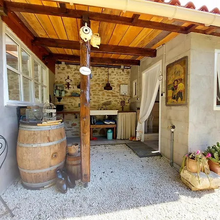 Romantic With Shared Swimming Pool Feriehus *