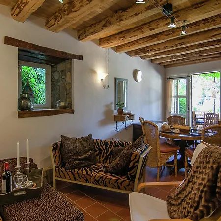 Romantic With Shared Swimming Pool Сasa de vacaciones *