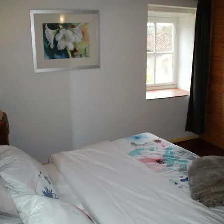 Romantic With Shared Swimming Pool Сasa de vacaciones