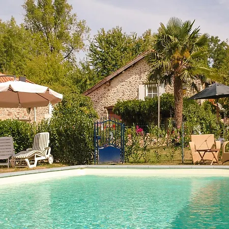 Сasa de vacaciones Romantic With Shared Swimming Pool Roussines