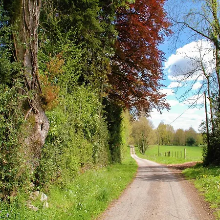 Romantic With Shared Swimming Pool Сasa de vacaciones