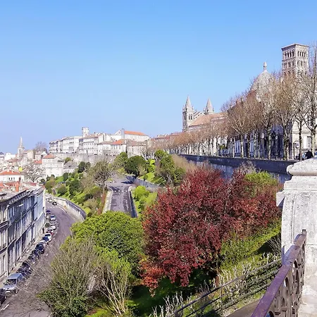 Romantic With Shared Swimming Pool Сasa de vacaciones Roussines